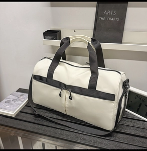 Detalle de una bolsa de deporte impermeable de gran capacidad con correas ajustables