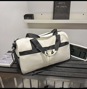 Vista detallada de la bolsa de viaje deportiva de rayas con separación seco-húmedo en banco