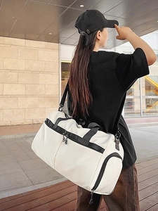 Bolsa de deporte impermeable para fitness y viajes mostrada en un elegante entorno urbano