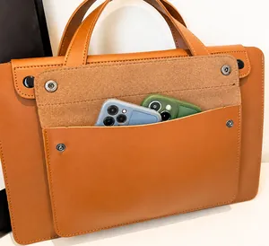 Vista dettagliata della capiente tasca frontale della borsa marrone con due smartphone
