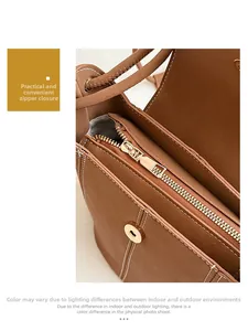Détail du sac seau marron montrant la fermeture éclair et la boucle magnétique pratique