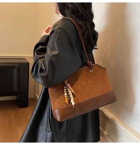 Λεπτομέρεια vintage καφέ τσάντα tote με μικτές υφές και ρετρό αξεσουάρ με χάντρες