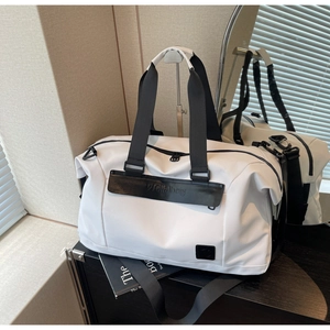Detail of white high-capacity travel bag with black straps and Heilaibag logo patch