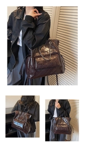 Dettaglio dello zaino trapuntato marrone scuro con eleganti catene metalliche