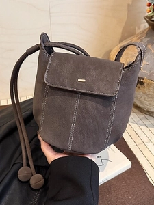 Sac Seau en Cuir Synthétique Vintage pour Femmes Minimaliste Surpiqûres Contrastées Sac à Bandoulière avec Pendentif Boule