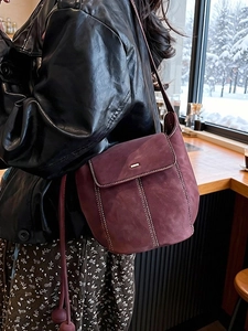 Sac seau vintage bordeaux en daim avec surpiqûres blanches et barre métallique