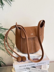 Sac seau marron en similicuir avec surpiqûres contrastées et bandoulière à perles déco