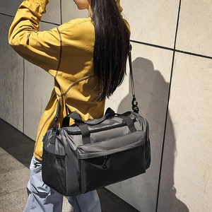 Sac de sport pliable gris et noir avec poche latérale et bandoulière réglable