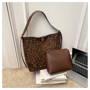Vista dettagliata della borsa tote leopardata con pochette marrone per il pendolarismo
