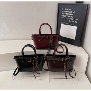 Drie elegante vintage emmertassen in bordeaux, zwart en bruin op witte sokkels