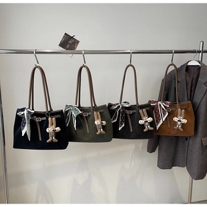 Detailansicht großer Wildleder-Tote-Bags in vier Retro-Farben mit Seidenschal-Dekor