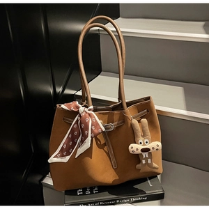 Detail der großen braunen Wildleder-Tote Bag mit Blumentuch und Hasenanhänger