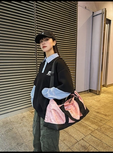 Primer plano de bolsa de viaje rosa brillante con separación seco-húmedo en la calle