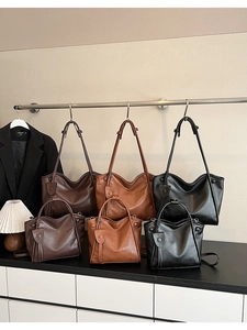 Comparación detallada de bolsos tote en tres colores y dos tamaños con hebillas de nudo