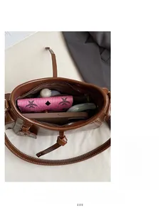 Capacità interna della borsa a secchiello in pelle marrone scuro con cellulare