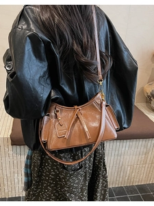 Borsa a secchiello vintage marrone caramello con coulisse a nodo e dettagli dorati