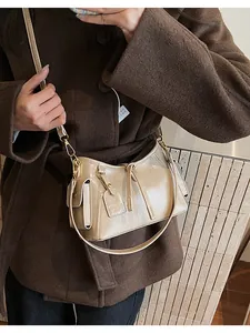 Dettaglio della pelle oliata beige e della tasca laterale di questa borsa a tracolla vintage