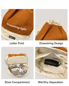 Dettaglio borsa a coulisse con tasca separazione secco-umido e scomparto per le scarpe