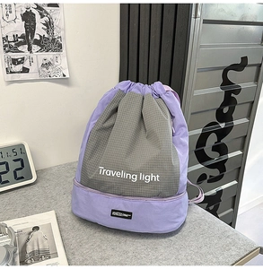 Dettaglio dello zaino in nylon viola e grigio con chiusura a cordoncino e scomparto per scarpe