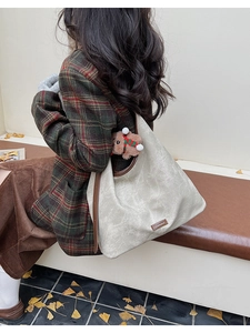 Retro tote bag in beige leather with brown trim and cute teddy bear charm detail
