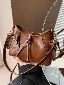 Borsa a spalla vintage marrone con cuciture bianche e dettagli dorati di lusso