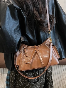 Borsa a secchiello vintage marrone lucido con tasche laterali e tracolla regolabile