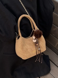 Sac sceau demi-lune marron tendance en cuir suédé avec bandoulière chaîne dorée