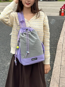 Zaino con coulisse in nylon viola e grigio con ciondolo a racchetta per sport all'aperto