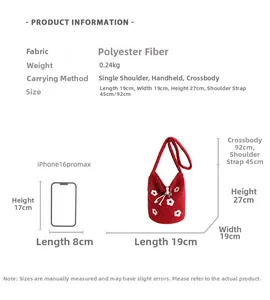 Vue détaillée du sac seau rouge tricoté avec fleurs et téléphone pour comparer la taille