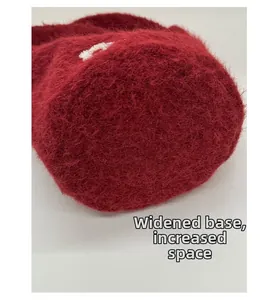 Détail de la base élargie et du grand espace sur le sac seau en peluche rouge