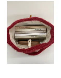 Vue de dessus du sac seau en peluche rouge montrant la grande capacité intérieure