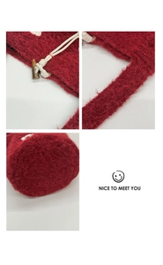Vue détaillée du sac seau en peluche bordeaux avec cordon de serrage et perle en corne