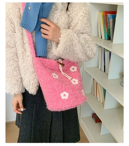 Sac seau en peluche rose avec broderies florales blanches et cordon de serrage doux