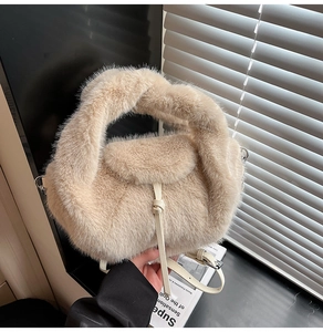 Detailaufnahme der beigen Kunstpelltasche mit geknotetem Griff und Leder-Schultergurt