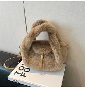 Detailansicht der braunen Plüschtextur und des Lederriemens dieser Handtasche