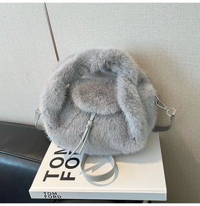 Detailansicht der grauen Plüschtasche mit Kordelzug und silbernen Metallschnallen