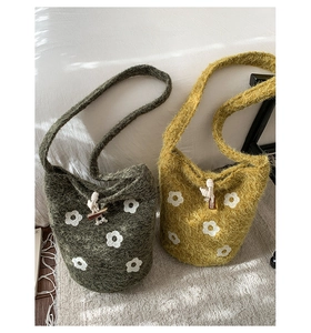Détails de sacs seaux en tricot avec motifs floraux et boutons à bascule en bois