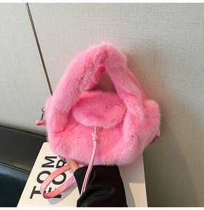 Detailansicht der weichen rosa Kunstpelzstruktur und des Lederriemens der Handtasche