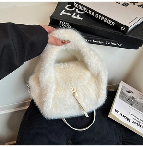 Detailansicht einer cremeweißen Plüsch-Handtasche aus Kunstfell mit modischem Knotendesign