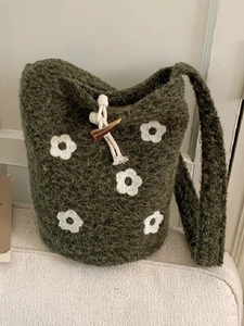 Sac Seau au Crochet à Fleurs pour Femmes Douce Texture Tricotée Sac à Bandoulière avec Motif Floral Cordon de Serrage Boucle en Bois