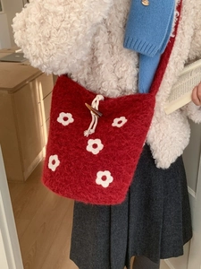 Sac seau tricoté rouge avec motifs floraux blancs et fermoir à bascule vintage