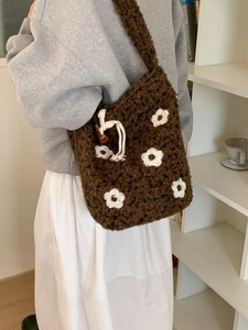 Sac seau en crochet marron avec motifs de fleurs blanches et cordon ajustable