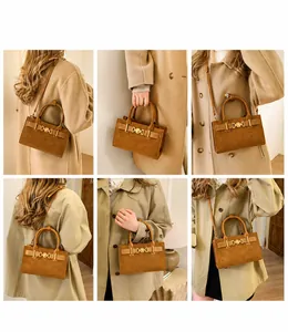 Bolso vintage de ante marrón mostrando varios estilos de uso y hebilla dorada