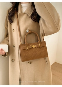 Bolso retro marrón de forma cuadrada con hebilla dorada y correa ajustable minimalista