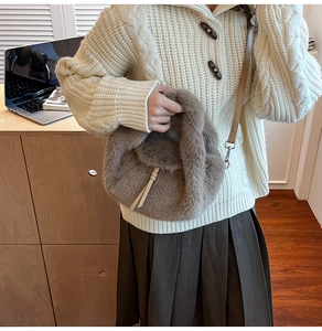 Braune Plüschhandtasche kombiniert mit weißem Strickpullover und grauem Faltenrock im Set