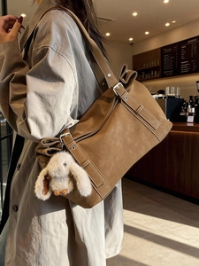 Retro brown large capacity matte tote bag for women with cute plush rabbit charm
