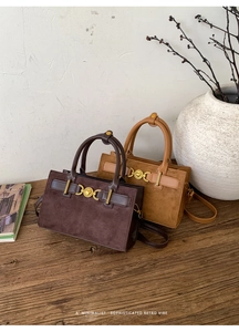 Detalle de bolsos de gamuza retro minimalistas en tonos chocolate y marrón caramelo