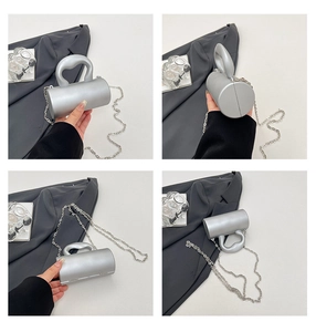 Detailweergave van zilveren mini cilindrische tas van acryl met handvat en ketting
