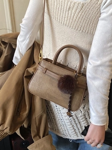 Sac seau marron texturé avec pendentif en peluche et longue bandoulière femme
