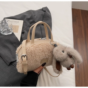 Detailansicht der flauschigen beigen Plüschtasche mit Ledergriff und Hasen-Anhänger